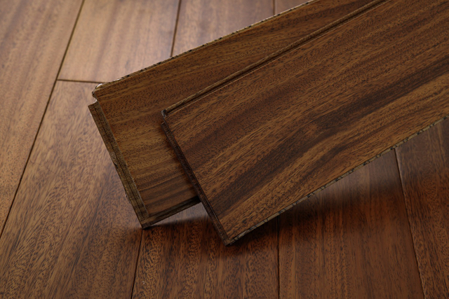 18 мм OKAN пол из твердой древесины тикового красного цвета сандалового дерева, сделано в Китае, деревянный пол в помещении