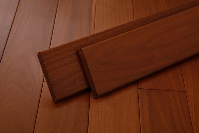 2023 Новые дизайнерские полы из массива дерева в помещении с использованием паркетных полов тикового цвета