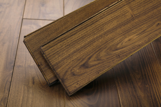 Дизайнер интерьера использует твердый паркетный пол из орехового дерева темного цвета 18 мм для спальни и гостиной из 100% массива дерева